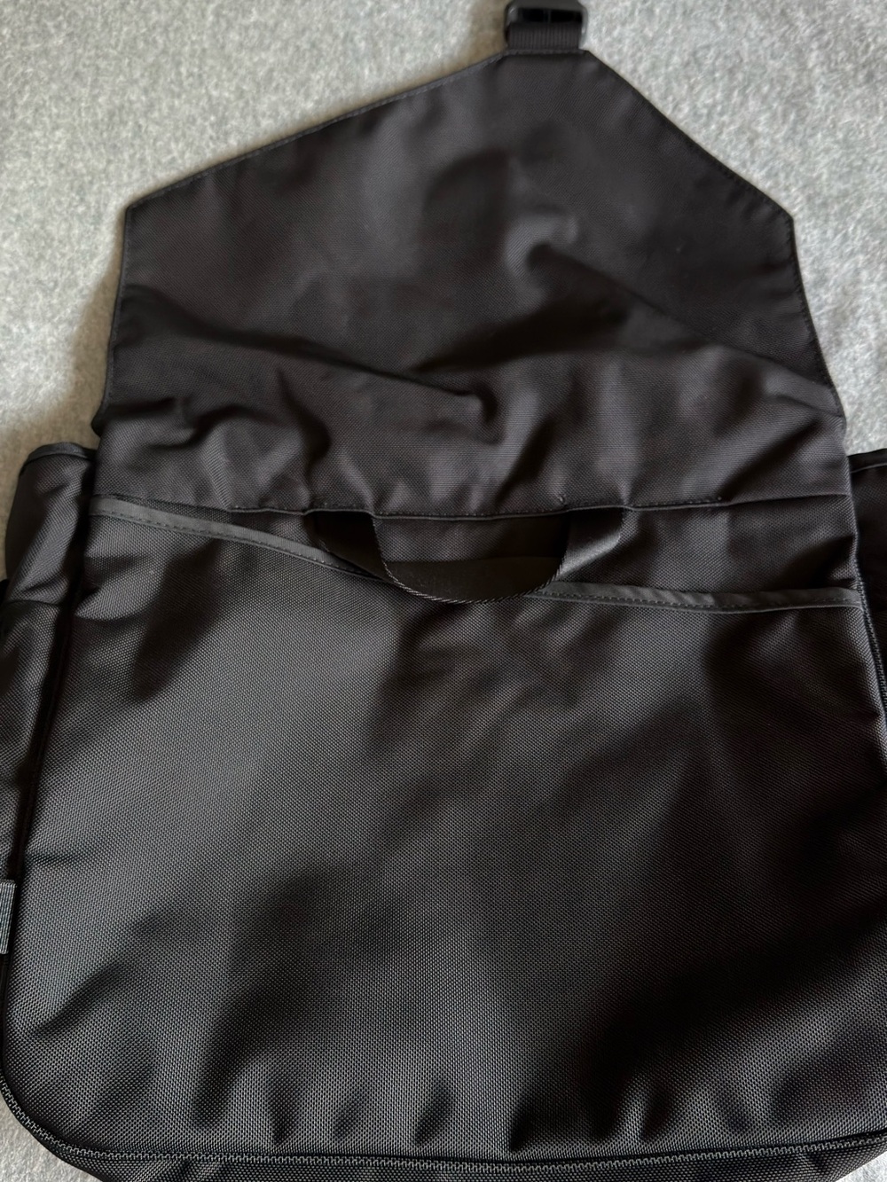 Tom Bihn Maker’s Bag — Black Ballistic / Island Halcyon Interior - Picture 9 of 10